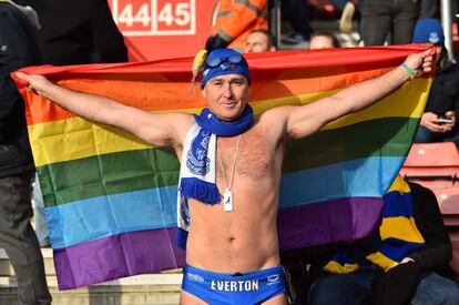 El Everton no levanta cabeza, pero ni eso ni el frío impidieron al famoso aficionado 'Speedo Mick' presenciar el partido ante el Southampton en St Mary's Stadium con la bandera del arcoíris en apoyo a la causa.