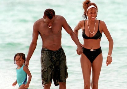 Bobby Brown y Whitney Houston junto a su hija, Bobbi Kristina, en 2006.