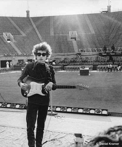 Bob Dylan en un momento de la prueba de sonido de su concierto en el estadio Forest Hills. Nueva York. 28 de agosto de 1965.
