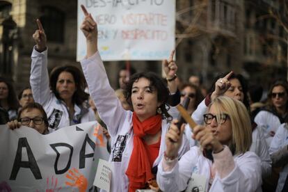 Dos tercios de los médicos de atención primaria de Cataluña han hecho huelga desde el lunes.Como efecto, el Instituto Catalán de la Salud (ICS), que gestiona el 80% de la atención primaria, ha puesto sobre la mesa un paquete de medidas que asciende a 100 millones de euros.