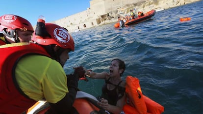 Miembros de la ONG espa&ntilde;ola Proactiva durante un rescate en Malta, este domingo.