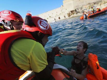 Miembros de la ONG espa&ntilde;ola Proactiva durante un rescate en Malta, este domingo.
