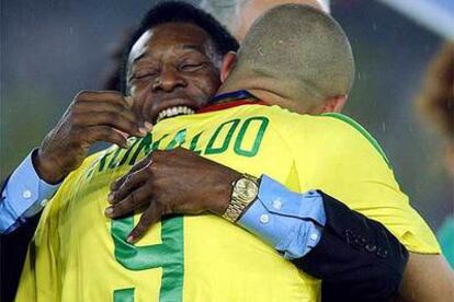 Pele abraza a Ronaldo después de que Brasil se proclamara pentacampeón del Mundo en el Mundial de Corea y Japón 2002.