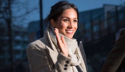 Meghan Markle saluda después de su visita a Reprezent FM.