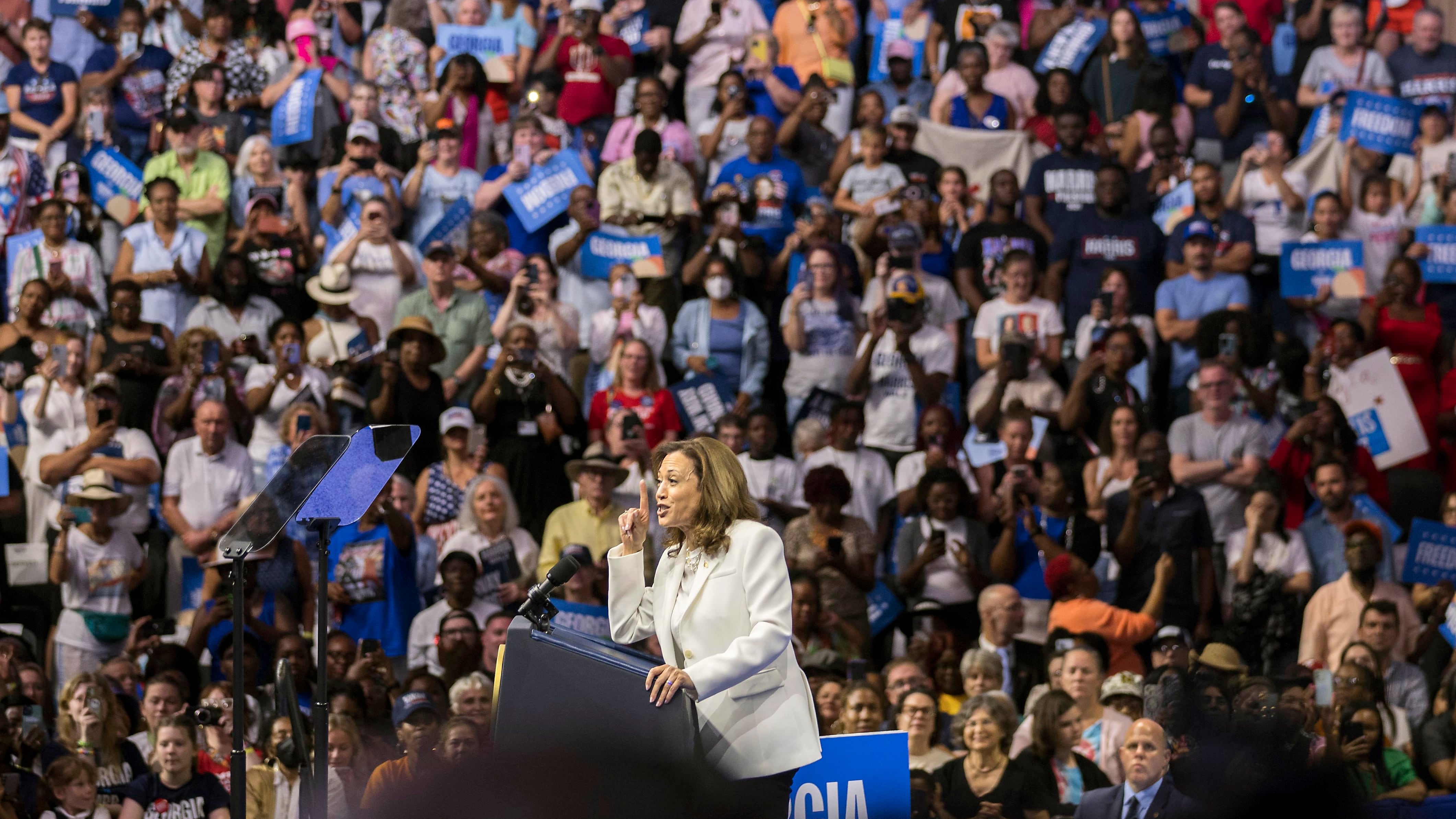 La campaña de Kamala Harris recaudó casi el triple que la de Donald Trump en agosto 