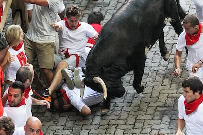 Los toros de la ganadería de Cebada Gago han protagonizado un encierro muy peligroso, durante el segundo encierro de los Sanfermines de 2016.