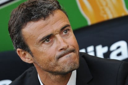 Luis Enrique, con gesto de preocupación, durante el partido del Roma contra el Cagliari.