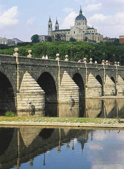 El Puente de Segovia sobre el río Manzanares.