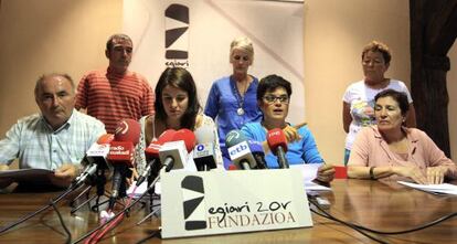 Ane Muguruza (segunda por la izquierda), hija del diputado de HB asesinado, junto a víctimas de los GAL y grupos de ultraderecha.