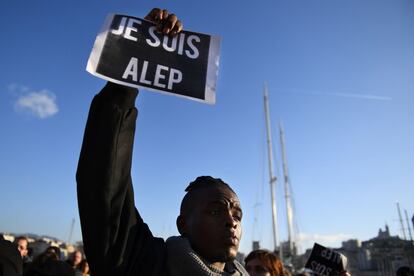 Un hombre levanta una pancarta en la que se lee 'Je suis Alep' ('Yo soy Alepo') durante una protesta contra la crisis humanitaria de Alepo en Marsella (Francia), el 17 de diciembre de 2016.