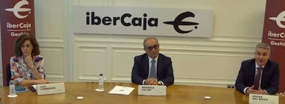 Lili Corredor, directora general de Ibercaja Gestión, Rodrigo Galán, director del Grupo Financiero de Ibercaja, y Óscar del Diego, director de Inversiones de Ibercaja Gestión, en una presentación este miércoles.