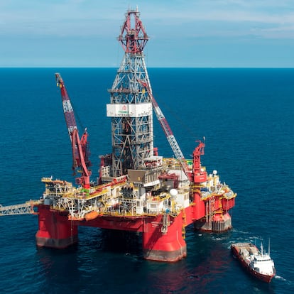Aerial view of the Centenario exploration oil rig, operated by Mexican company "Grupo R" and working for Mexico's state-owned oil company PEMEX, in the Gulf of Mexico on August 30, 2013. The semisubmersible platform is able to drill to a depth of 10.000 meters in an enviroment such as the Gulf of Mexico. AFP PHOTO/OMAR TORRES (Photo by Omar TORRES / AFP) (Photo by OMAR TORRES/AFP via Getty Images)