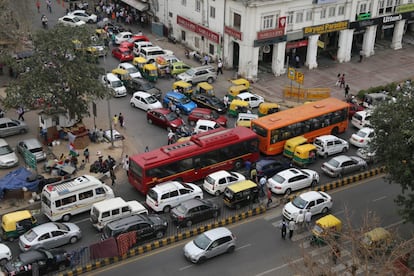 El sonido del claxon es constante en las grandes ciudades indias. Gracias a la presión de The Earth Saviours los autobuses públicos desinstalaron las bocinas multitono. En la zona céntrica de Connaught Place, en Delhi, los peatones aún tienen que ganar su espacio entre el atasco.