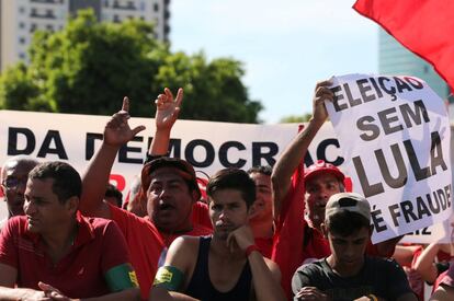 Seguidores de Lula muestran su apoyo al ex presidente frente al tribuanl, en Porto Alegre.