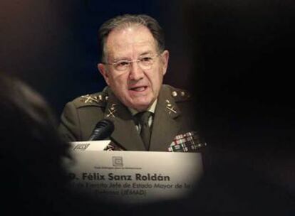 El jefe del Estado Mayor de la Defensa, Félix Sanz, durante la conferencia sobre las Fuerzas Armadas.