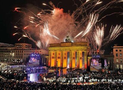 <b>La berlinesa puerta de Brandeburgo se engalanó el pasado 9 de noviembre para celebrar el 20 aniversario del fin de una era. </b>