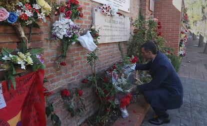 El presidente del Gobierno en funciones, Pedro Sánchez, deja un ramo de flores ante el monumento a las Trece Rosas en el cementerio de La Almudena (Madrid) este jueves.