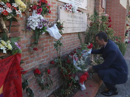 El presidente del Gobierno en funciones, Pedro Sánchez, deja un ramo de flores ante el monumento a las Trece Rosas en el cementerio de La Almudena (Madrid) este jueves.