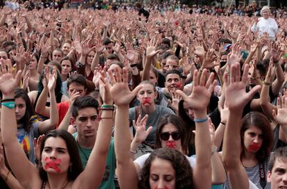 Manifestantes levantan las manos al aire durante una protesta en Barcelona tras la jornada del 1-O. 