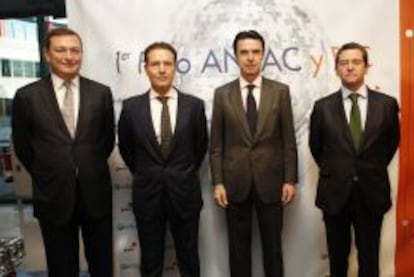 De derecha a izquierda, Mario Armero, Vicepresidente Ejecutivo de ANFAC, Jos&eacute; Manuel Soria, Ministro de Industria, Rafael Prieto, Presidente de ANFAC y Carlos Mas, Presidente de PwC