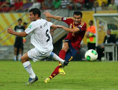 Pedro dispara ante Gargano para marcar el primer gol de Espa&ntilde;a