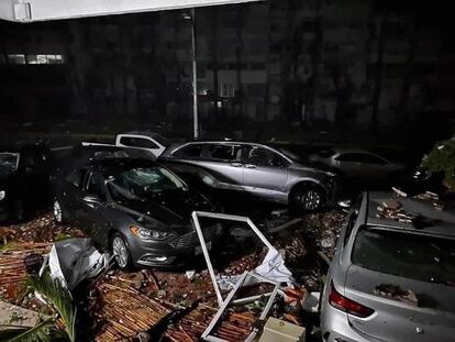 plazas, hoteles y calles lucen destruidas tras la entrada del huracán Otis al puerto de Acapulco el 25 de octubre 2023.