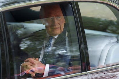 Carlos de Inglaterra y Camila cenaron ayer juntos en su residencia de Clarence House. Esta mañana, las cámaras han podido captar cómo el rey se ha dirigido al palacio de Buckingham, desde donde partirá hacia la abadía de Westminster, escenario de su coronación.  