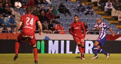 Manuel Pablo dispara con la izquierda en la acci&oacute;n de su gol.