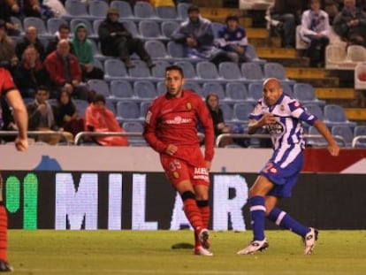 Manuel Pablo dispara con la izquierda en la acci&oacute;n de su gol.