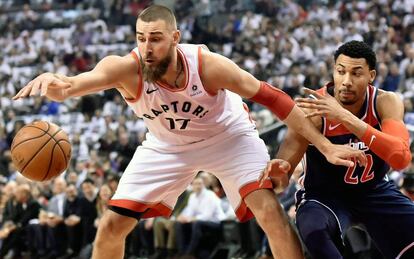 Porter intenta quitarle el balón a Valanciunas.