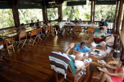 Fotografía que muestra a varias personas en un hotel de Golfito, en Puntarenas, Costa Rica. Las playas de aguas transparentes o las selvas de verdes infinitos ya no son atractivo suficiente para los hoteleros costarricenses, que apuestan cada día más por la sostenibilidad ambiental para mantener su condición de verdaderos paraísos terrenales.