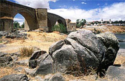 La construcción gótica de El Puente del Arzobispo.