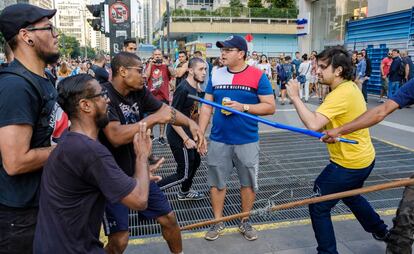 Manifestantes em confronto na av Paulista