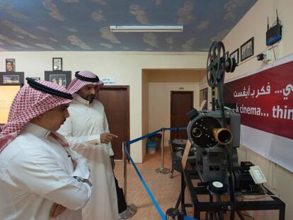Dos saud&iacute;es observan un proyector de cine durante el festival Pel&iacute;culas de Arabia Saud&iacute;, en Dammam.