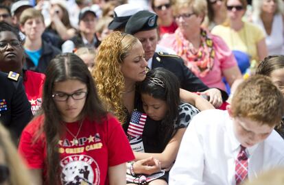 El público congregado en el Anfiteatro del cementerio de Arlington espera al discurso de Barack Obama.