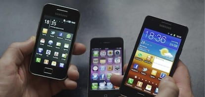 IPhone 4 junto a los modelos de Samsung (S II y Ace)