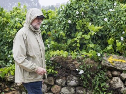 Rajoy camina bajo la lluvia en vacaciones