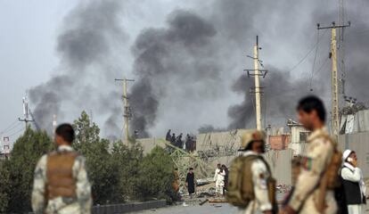 Columna de humo en el Green Village de Kabul, un día después del ataque.