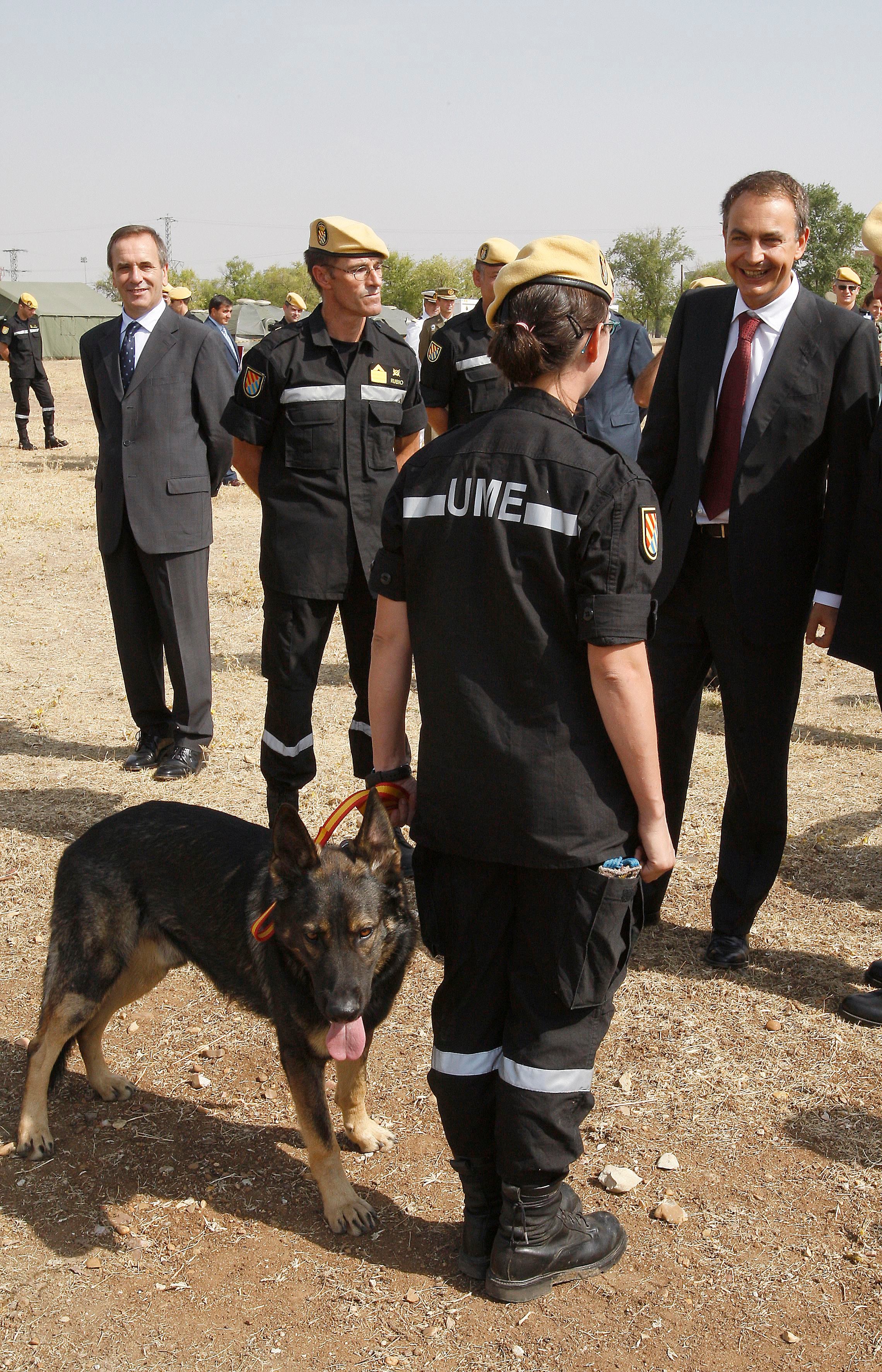 El presidente del Gobierno, José Luis Rodríguez Zapatero, a la derecha, acompañado por el ministro de Defensa, José Antonio Alonso, durante una visita al cuartel general de la UME, en septiembre de 2007. La unidad fue creada a finales de 2005 y en el verano de ese año se estrenó en la lucha contra los incendios. 
