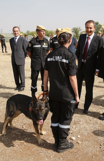 El presidente del Gobierno, José Luis Rodríguez Zapatero, a la derecha, acompañado por el ministro de Defensa, José Antonio Alonso, durante una visita al cuartel general de la UME, en septiembre de 2007. La unidad fue creada a finales de 2005 y en el verano de ese año se estrenó en la lucha contra los incendios. 
