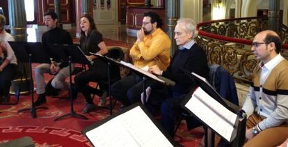 Josep Carreras (segundo por la derecha) este martes ensayando en el Teatro Arriaga.