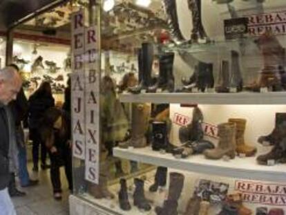 Un hombre mira los precios en una tienda en Barcelona. EFE/Archivo