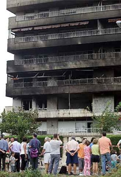 Varios vecinos contemplan el edificio de Laredo donde se produjo la explosión de gas propano.