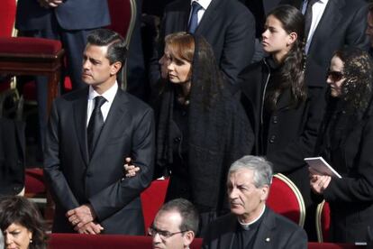 The president of Mexico, Enrique Pe&ntilde;a Nieto, with his wife Ang&eacute;lica Rivera,during Tuesday&#039;s Mass.