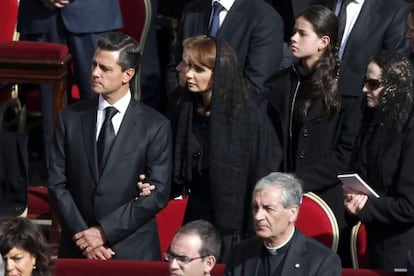 The president of Mexico, Enrique Peña Nieto, with his wife Angélica Rivera,during Tuesday's Mass.