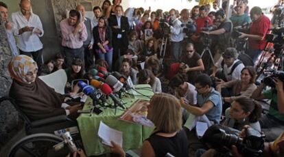 Aminetu Haidar, durante la breve conferencia  de prensa que realizó ayer en el aeropuerto de Lanzarote.