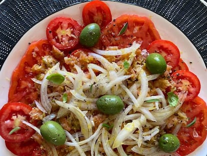 Ensalada de tomates y tartar de salmón ahumado