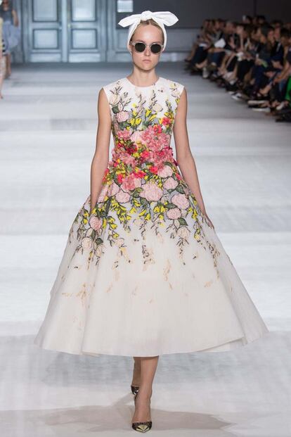 Giambattista Valli apuesta por la feminidad de rayas y flores