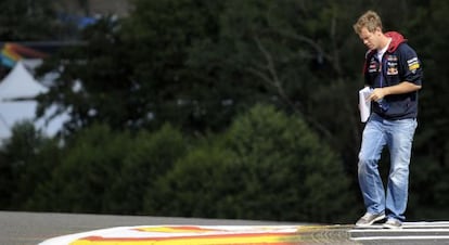 Sebastian Vettel camina por el trazado de Spa-Francorchamps. 