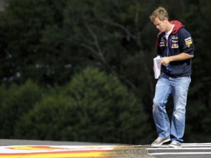 Sebastian Vettel camina por el trazado de Spa-Francorchamps. 